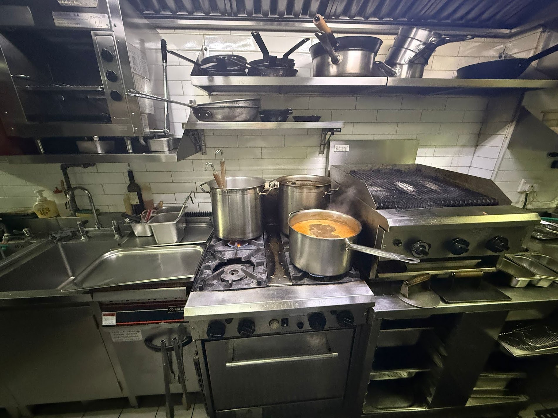 中環段段有人流有利位置地理位置優越罕見放盤具普通食肆牌照、酒牌裝修簡約生財工具齊備即頂即做客源充足西餐廳資產轉讓 real business photo