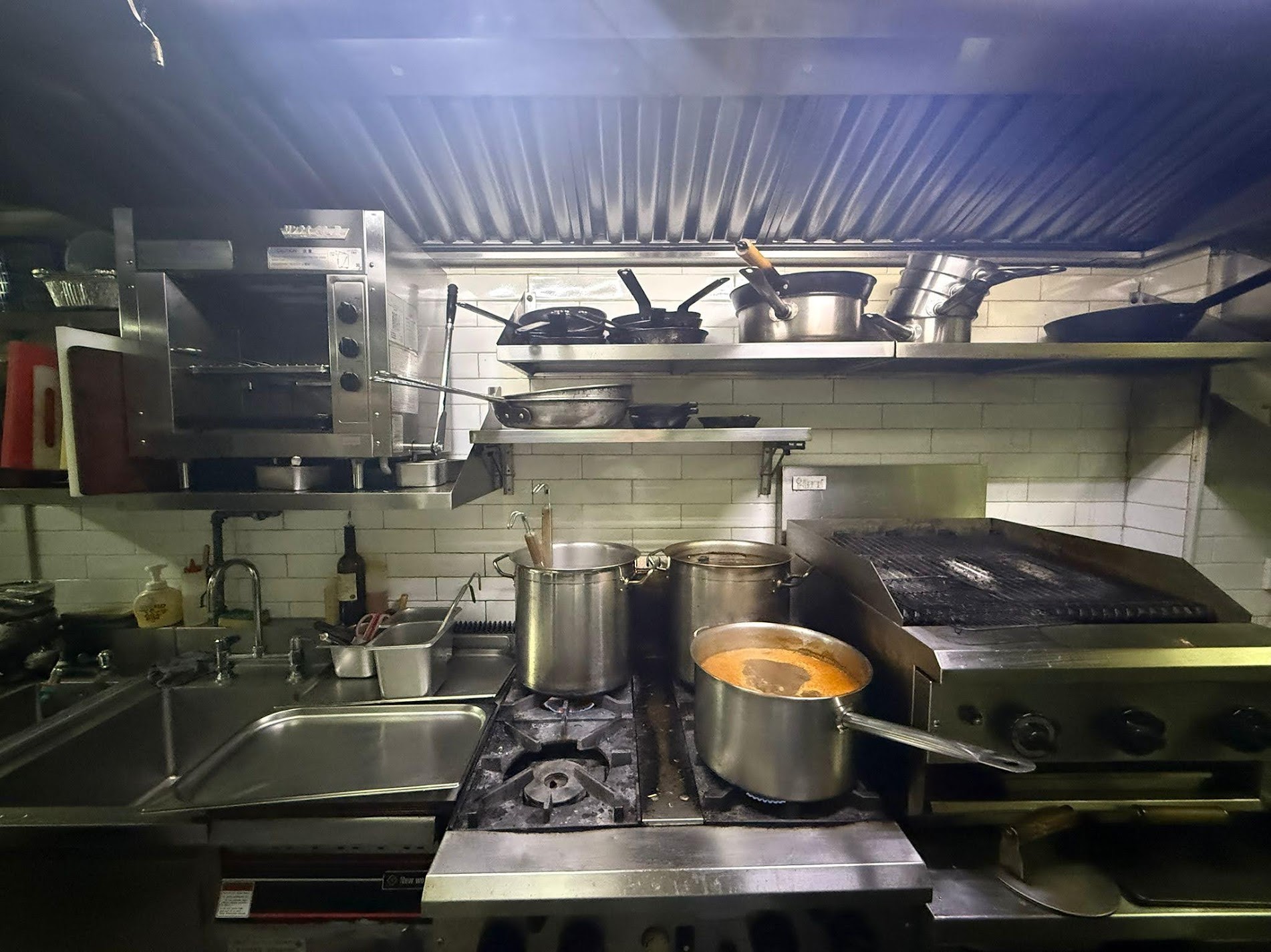 中環段段有人流有利位置地理位置優越罕見放盤具普通食肆牌照、酒牌裝修簡約生財工具齊備即頂即做客源充足西餐廳資產轉讓 real business photo 2