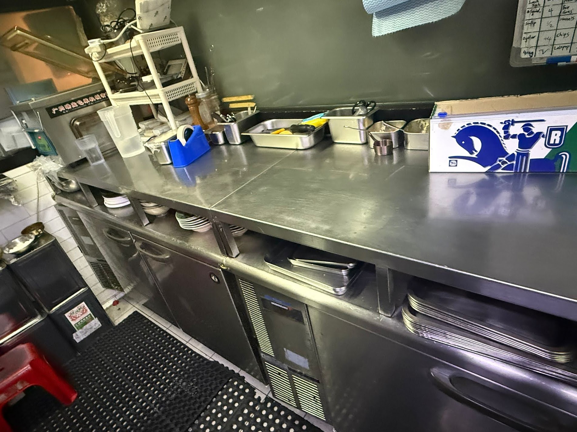 中環段段有人流有利位置地理位置優越罕見放盤具普通食肆牌照、酒牌裝修簡約生財工具齊備即頂即做客源充足西餐廳資產轉讓 real business photo 3