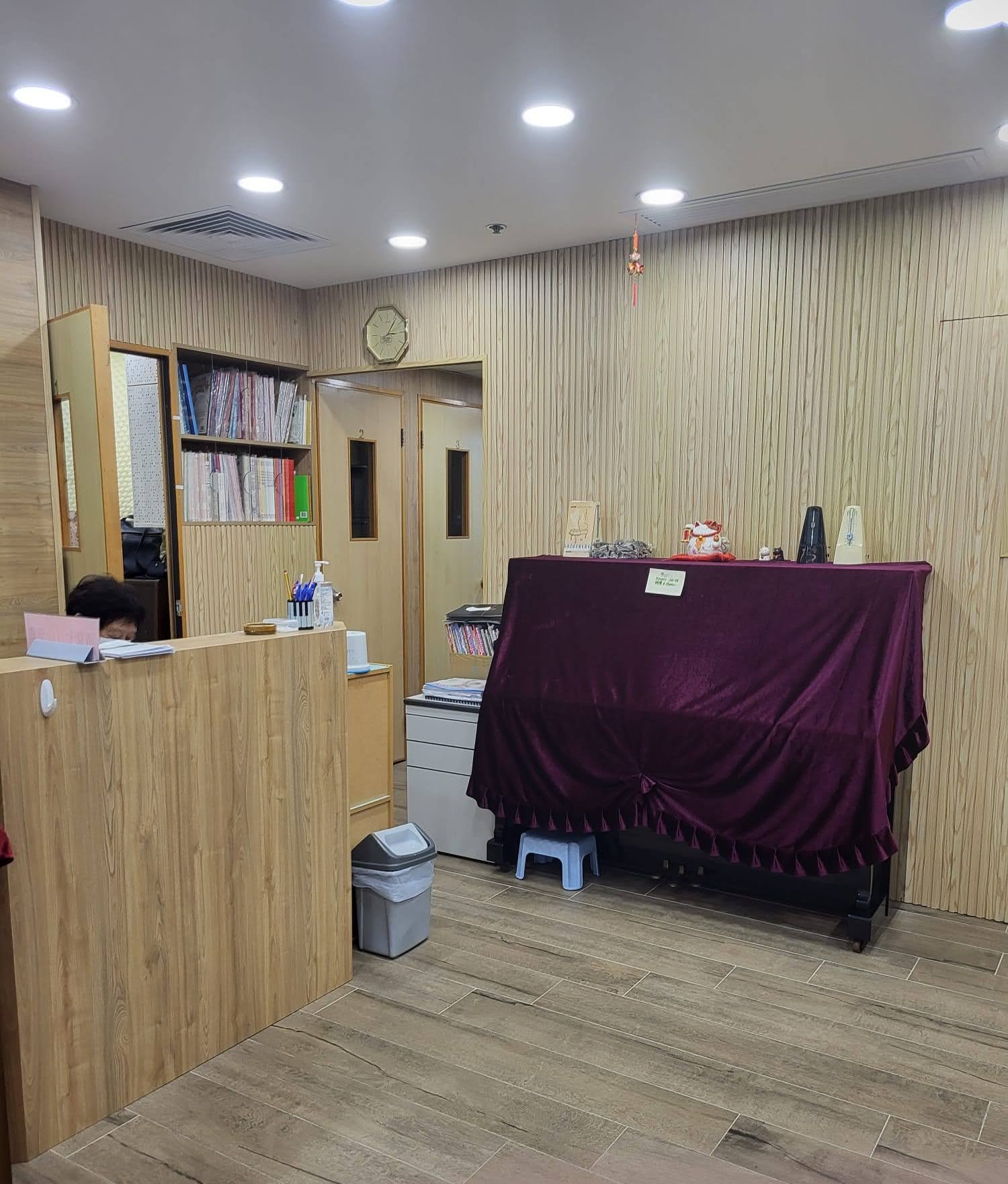 葵涌可Autorun退休放盤連存貨約$80,000經營約23年老字號設12房約1,000呎總投資額約$600,000住宅環繞可觀利潤回本期快超值具防守力租金經營壓力低裝修新凈生源穩定大量客底可教授經營模式位於商場舖音樂中心生意轉讓 real business photo 3