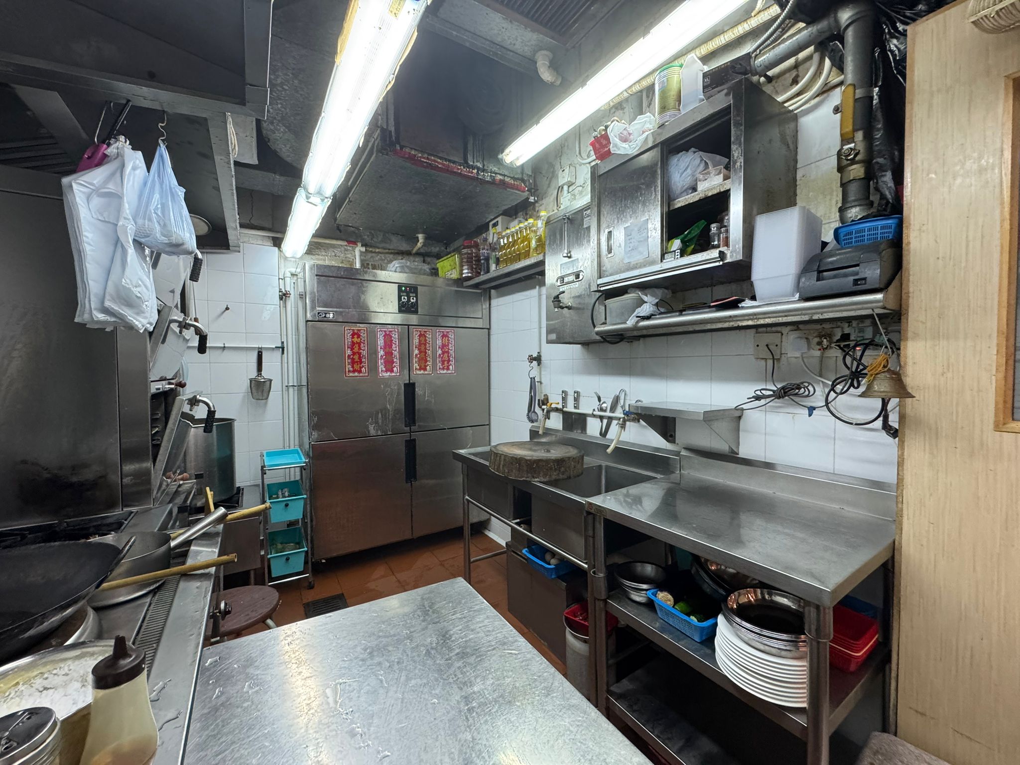 觀塘住宅環繞同區罕見放盤段段有人流罕見放盤具普通食肆牌照、酒牌生財工具齊備即頂即做客底穩固已有穩定熟客中餐廳資產轉讓 real business photo 5