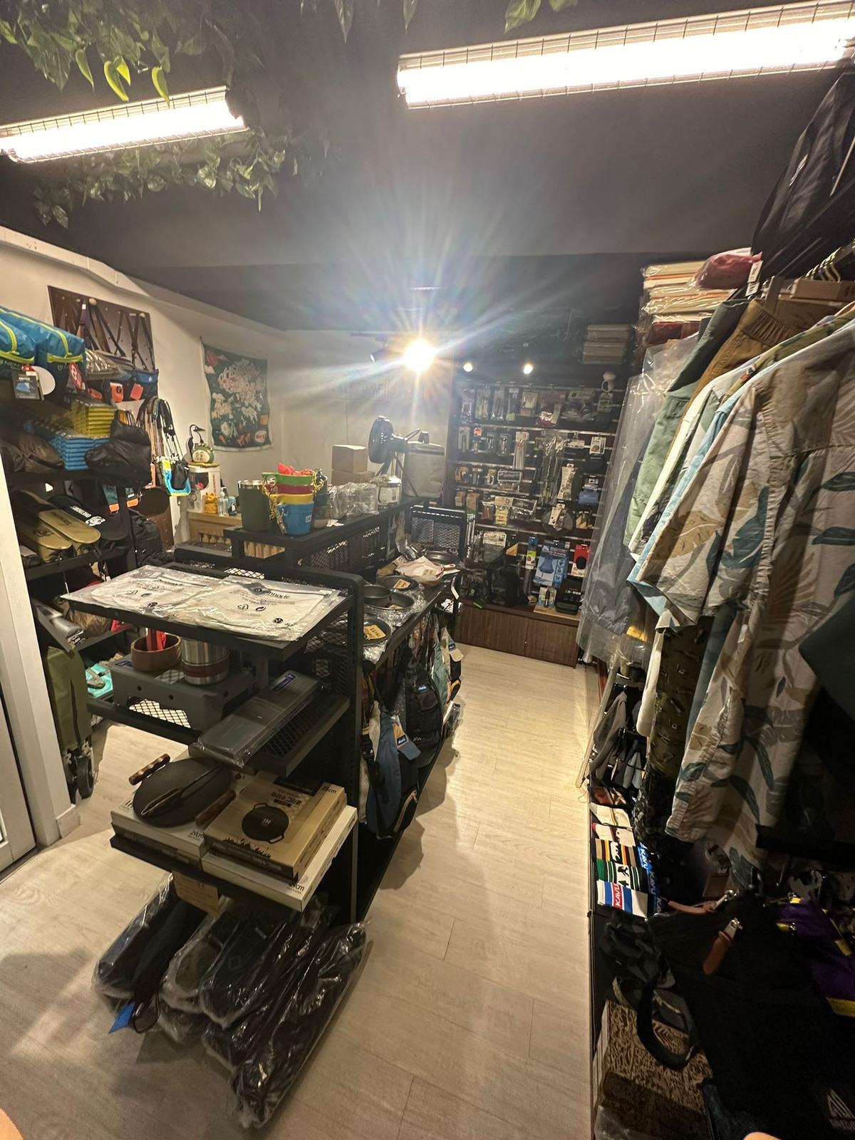 觀塘另計存貨約$10萬約3,000客底約220呎戶外用品及露營用品店生意轉讓 real business photo 3