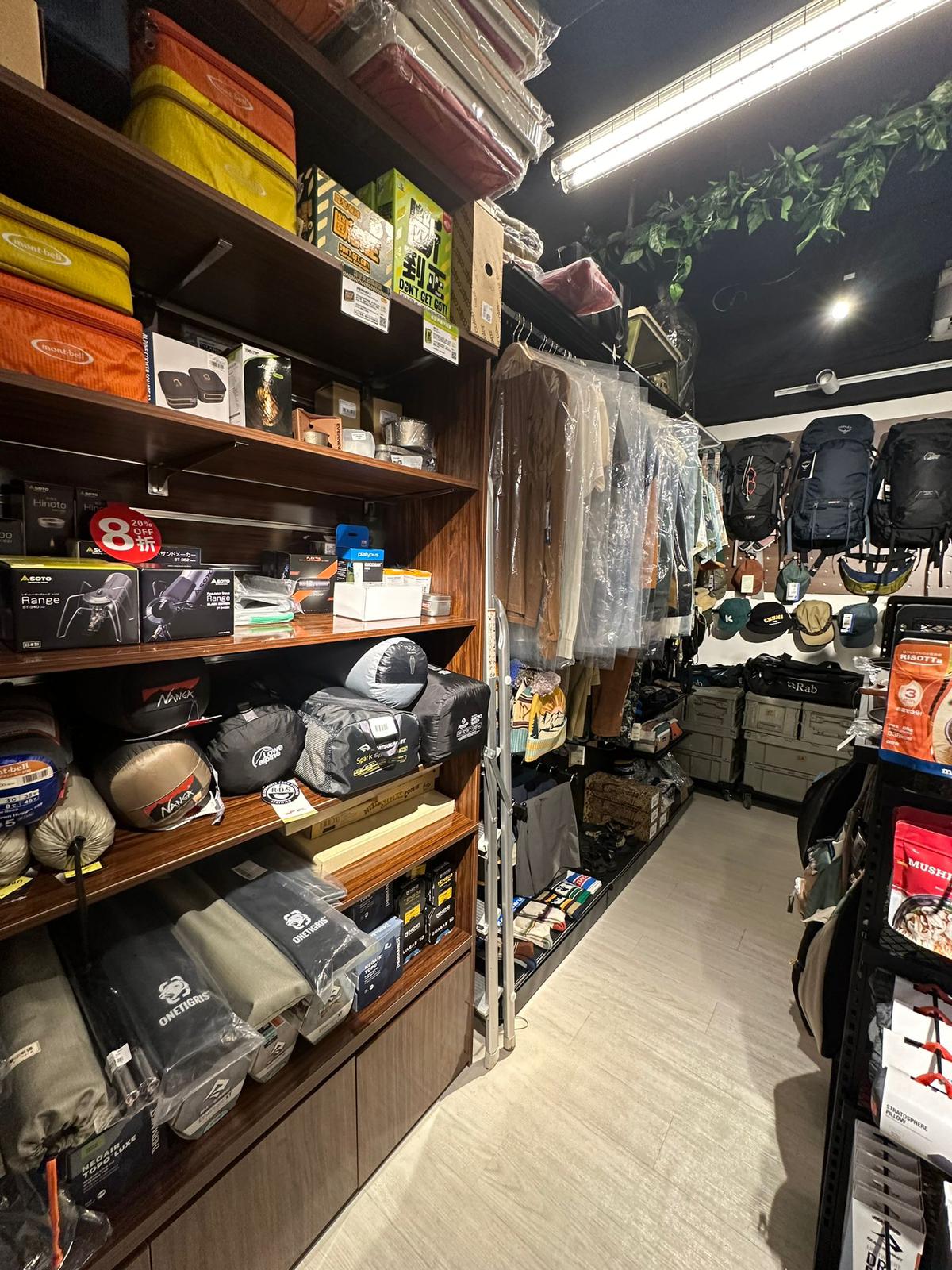 觀塘另計存貨約$10萬約3,000客底約220呎戶外用品及露營用品店生意轉讓 real business photo