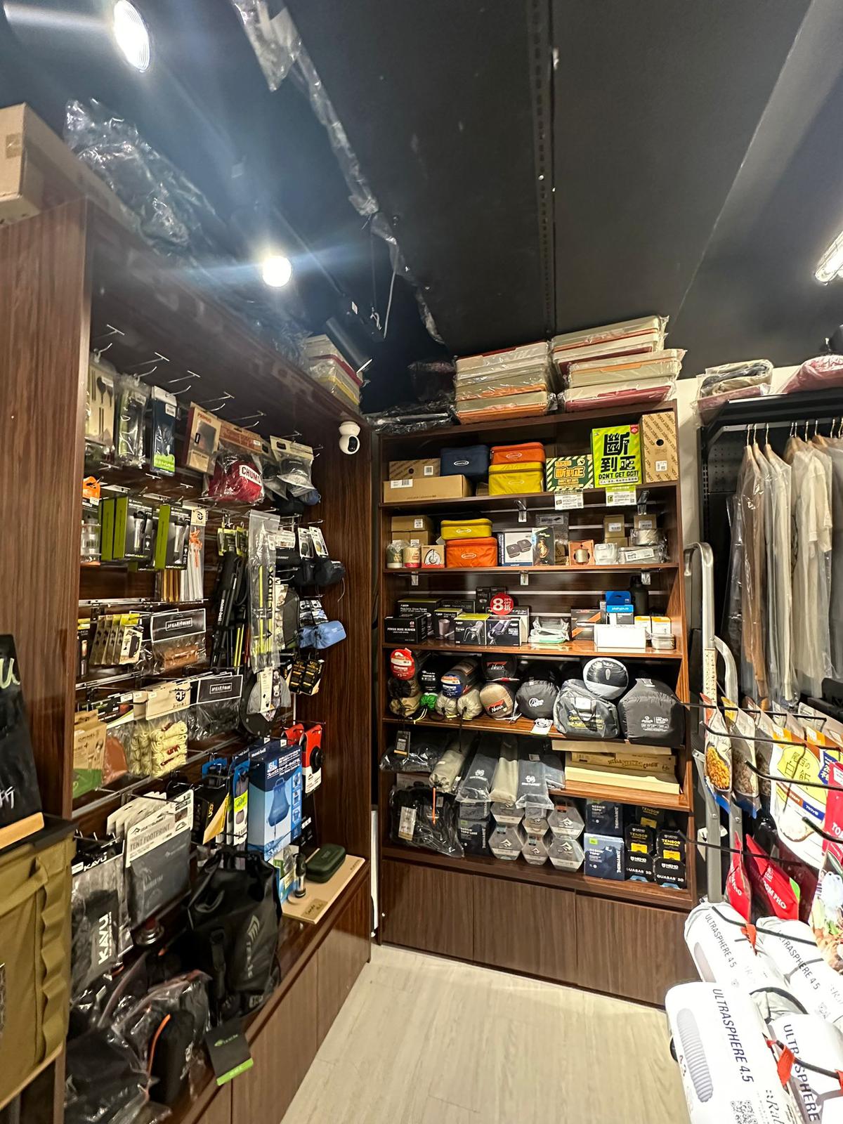 觀塘另計存貨約$10萬約3,000客底約220呎戶外用品及露營用品店生意轉讓 real business photo 4