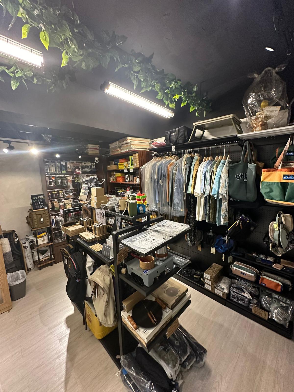 觀塘另計存貨約$10萬約3,000客底約220呎戶外用品及露營用品店生意轉讓 real business photo 2