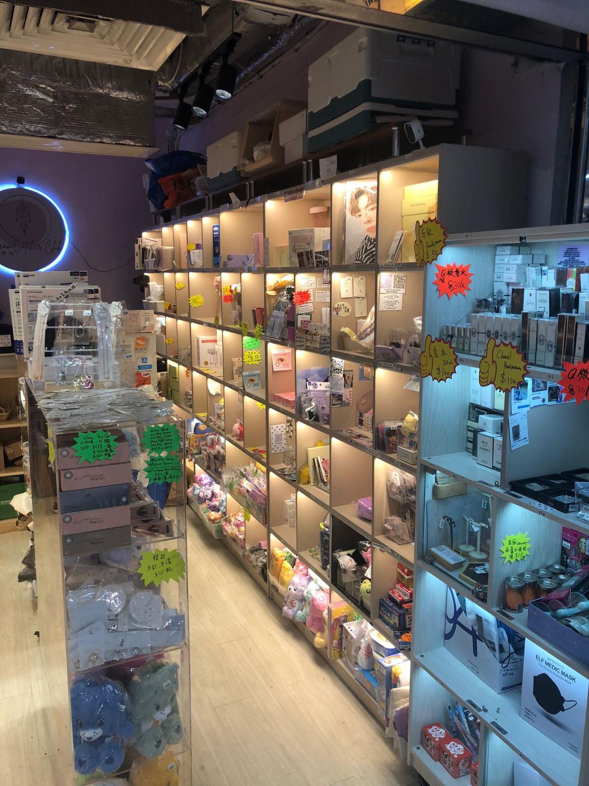 旺角200呎半Autorun連存貨約$15,000約70客底黃金地段一線購物區中心備入貨渠道具員工團隊位於商場舖格仔鋪生意轉讓 實景相片