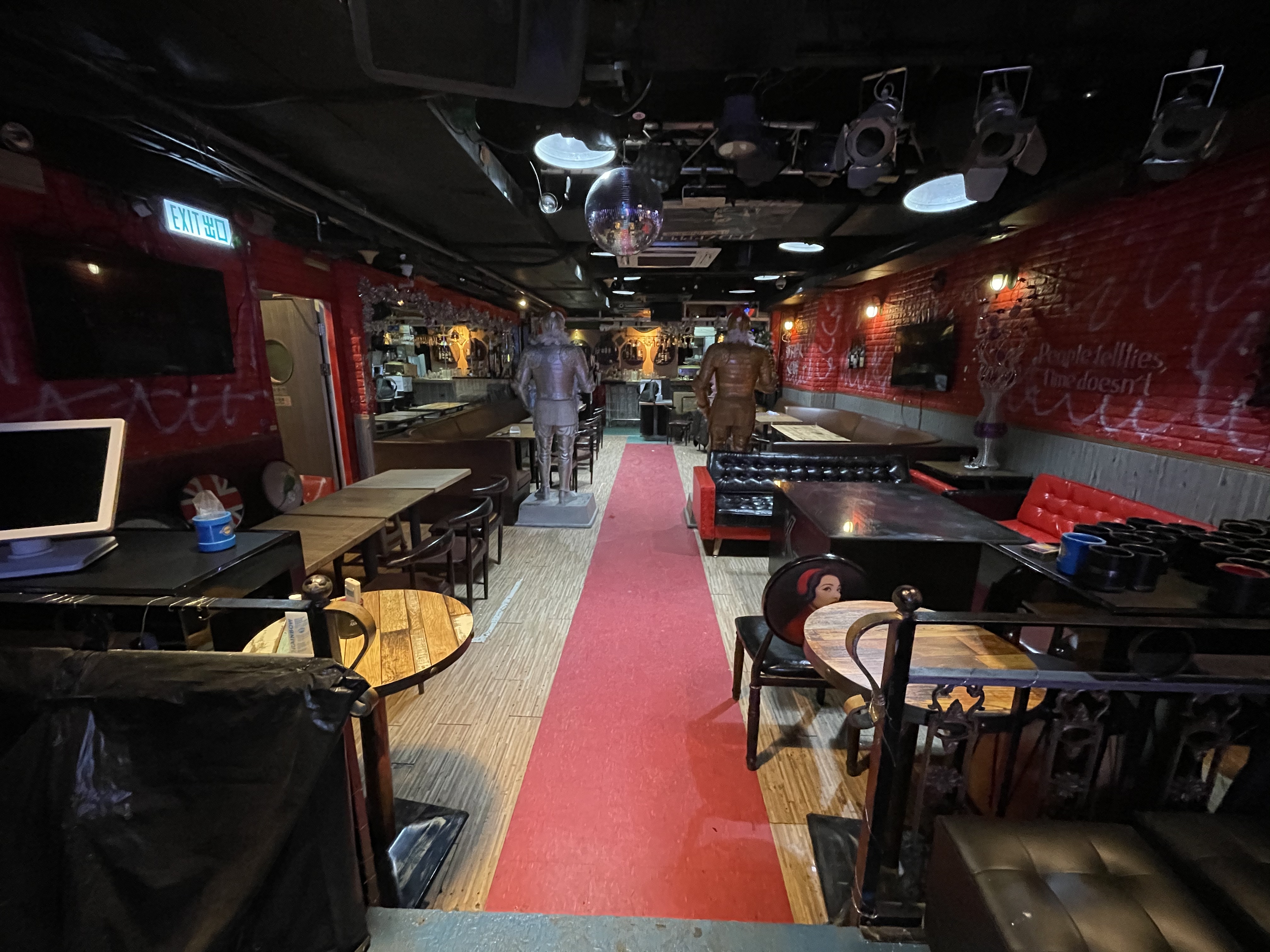 旺角罕有2,000呎有live band可投資形式營業超過10年利潤穩定可觀員工可商議留任自動經營小食牌酒牌西餐廳酒吧生意轉讓 實景相片 2