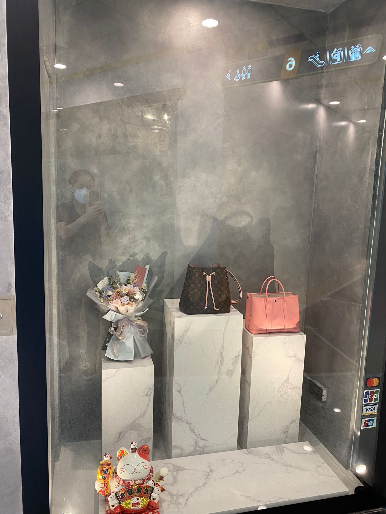 網上成立約7年名牌袋零售店生意轉讓 實景相片 3