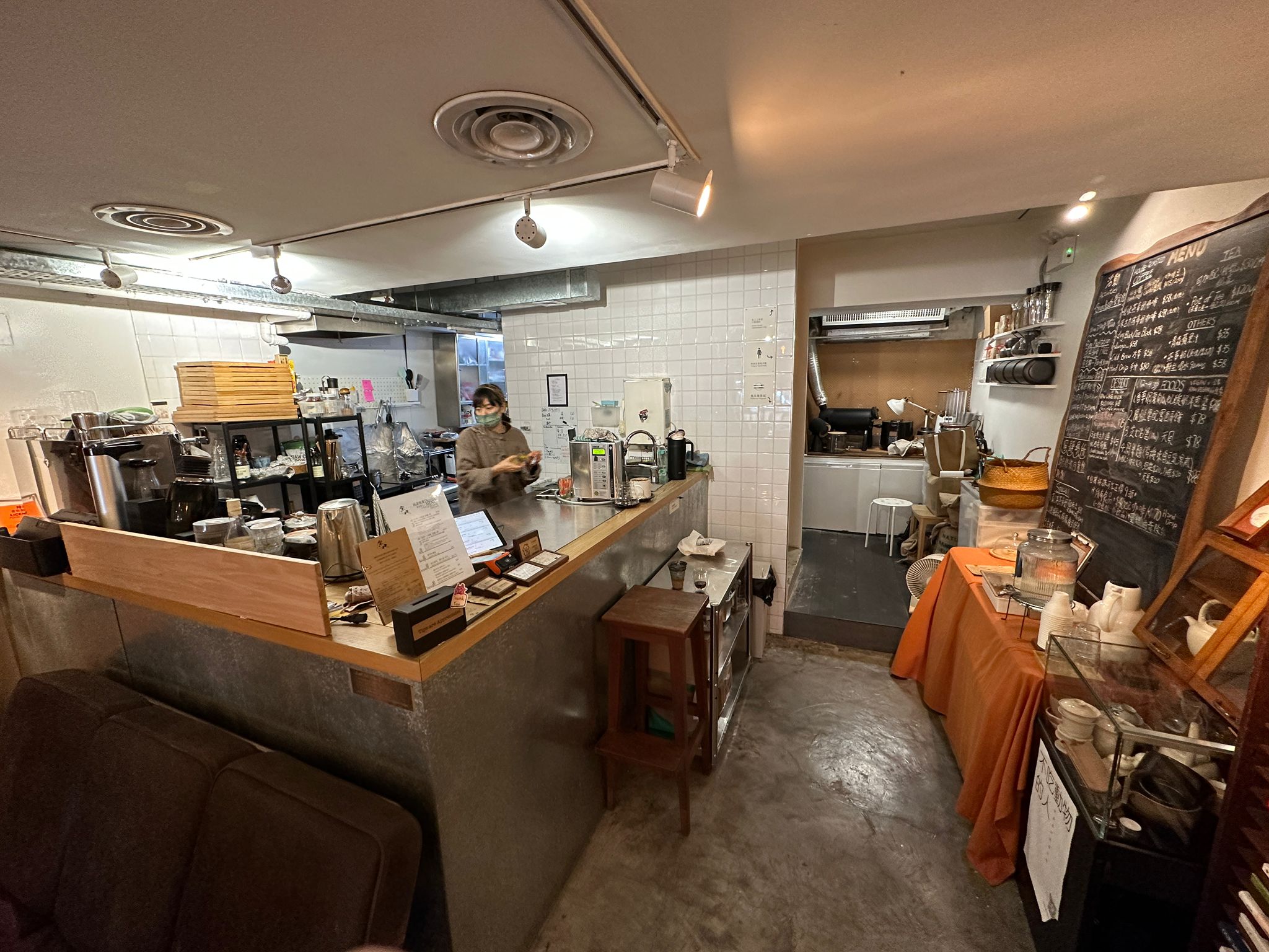深水埗段段有人流黃金地段地理位置優越一盤難求具食物製造廠牌照生財工具齊備可立即開業客群龐大Café資產轉讓 real business photo