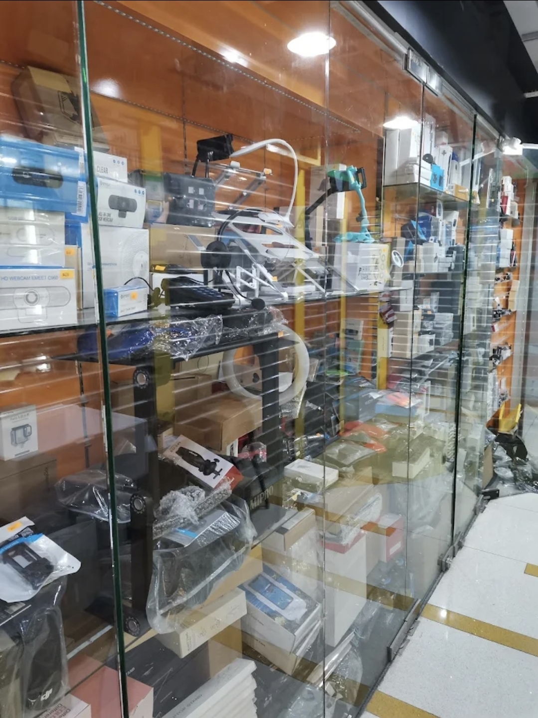 深水埗約4個月回本連存貨約$600,000位於商場舖電子產品店資產頂讓 實景相片