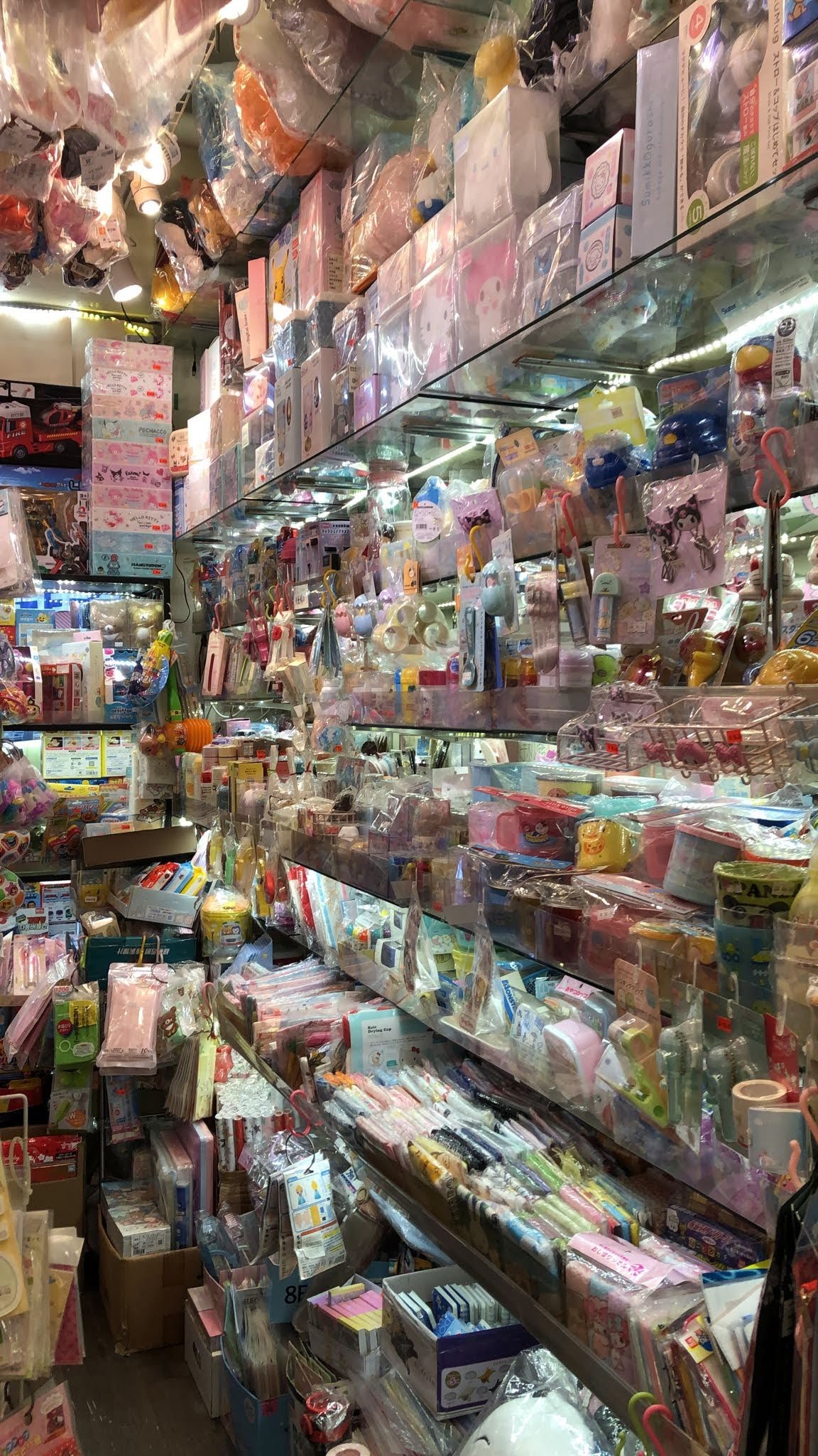 土瓜灣連存貨約$550,000成立8年約120呎地舖位處民生區長期盈利穩定街坊熟客備入貨渠道連FB及IG公仔精品店生意轉讓 實景相片