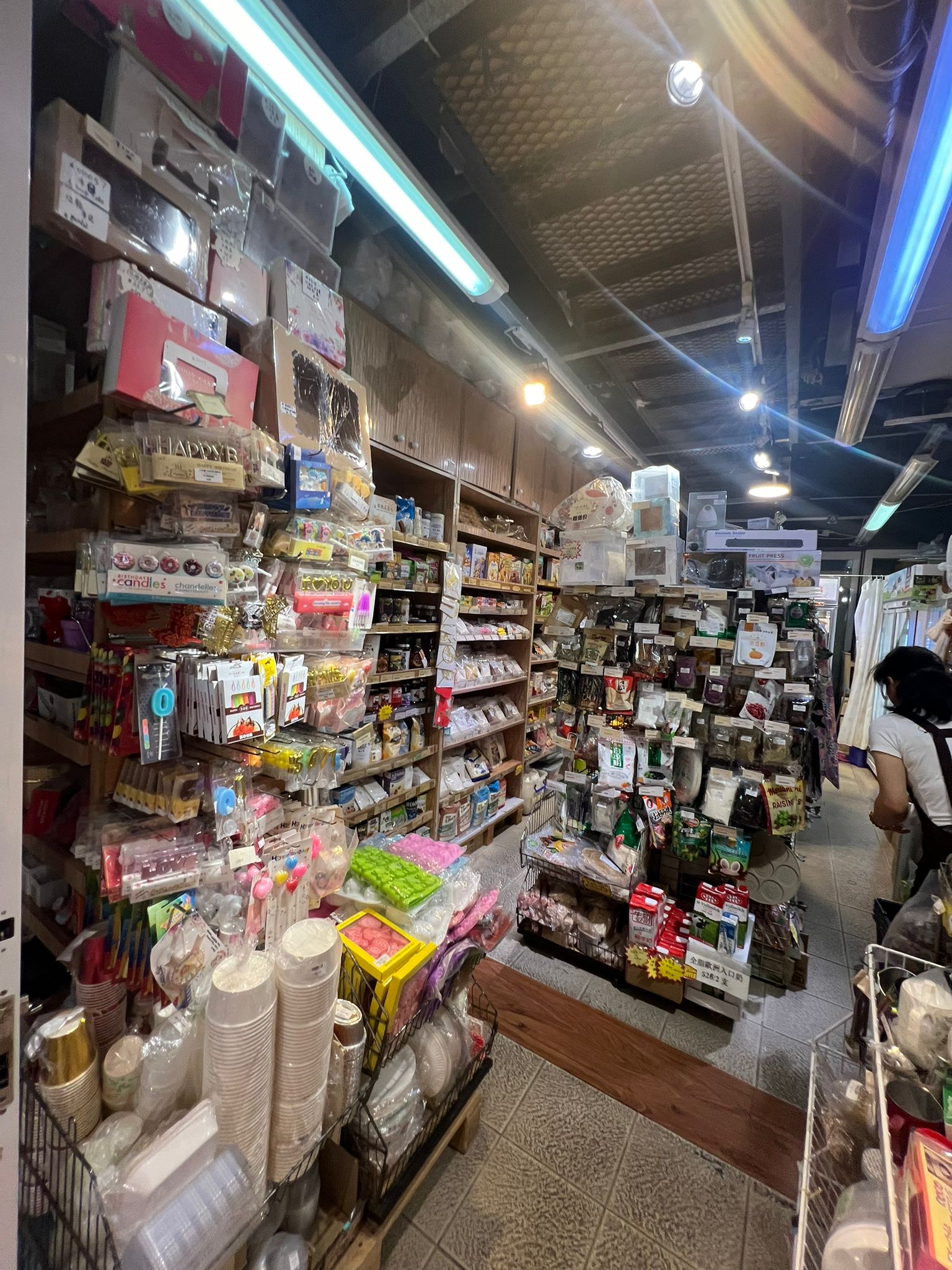 大埔約6個月回本連存貨約$145,000經營約12年歷史總投資額約$500,000大型屋苑環繞段段有人流地方寬敞貨底充足備供應商資料位於街市舖其他零售資產轉讓 實景相片 4