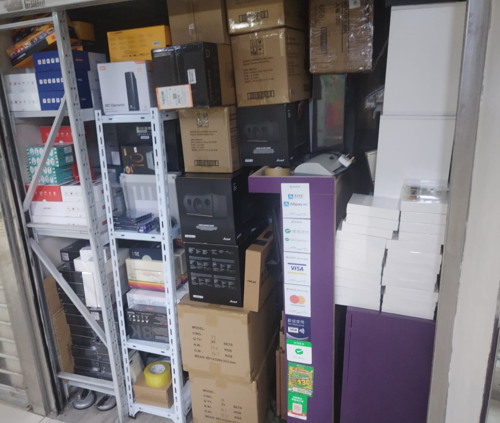 元朗另計存貨約$50萬約165呎口碑極佳貨品齊全平租之選備入貨渠道電子用品周邊產品店生意轉讓 實景相片